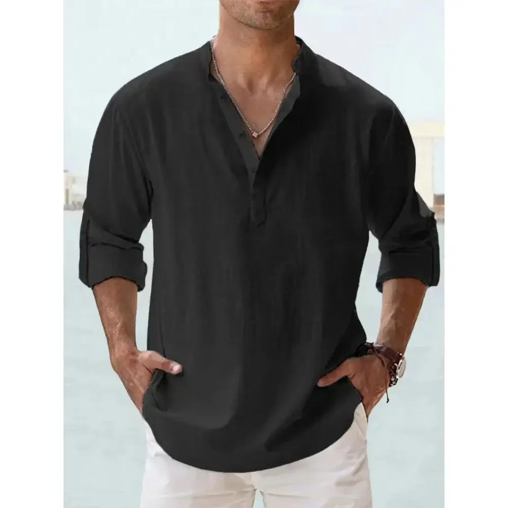 Chemise en lin henley pour homme noire à manches longues, col en V et poignets retroussés, adaptée à une tenue décontractée pour la plage en été.