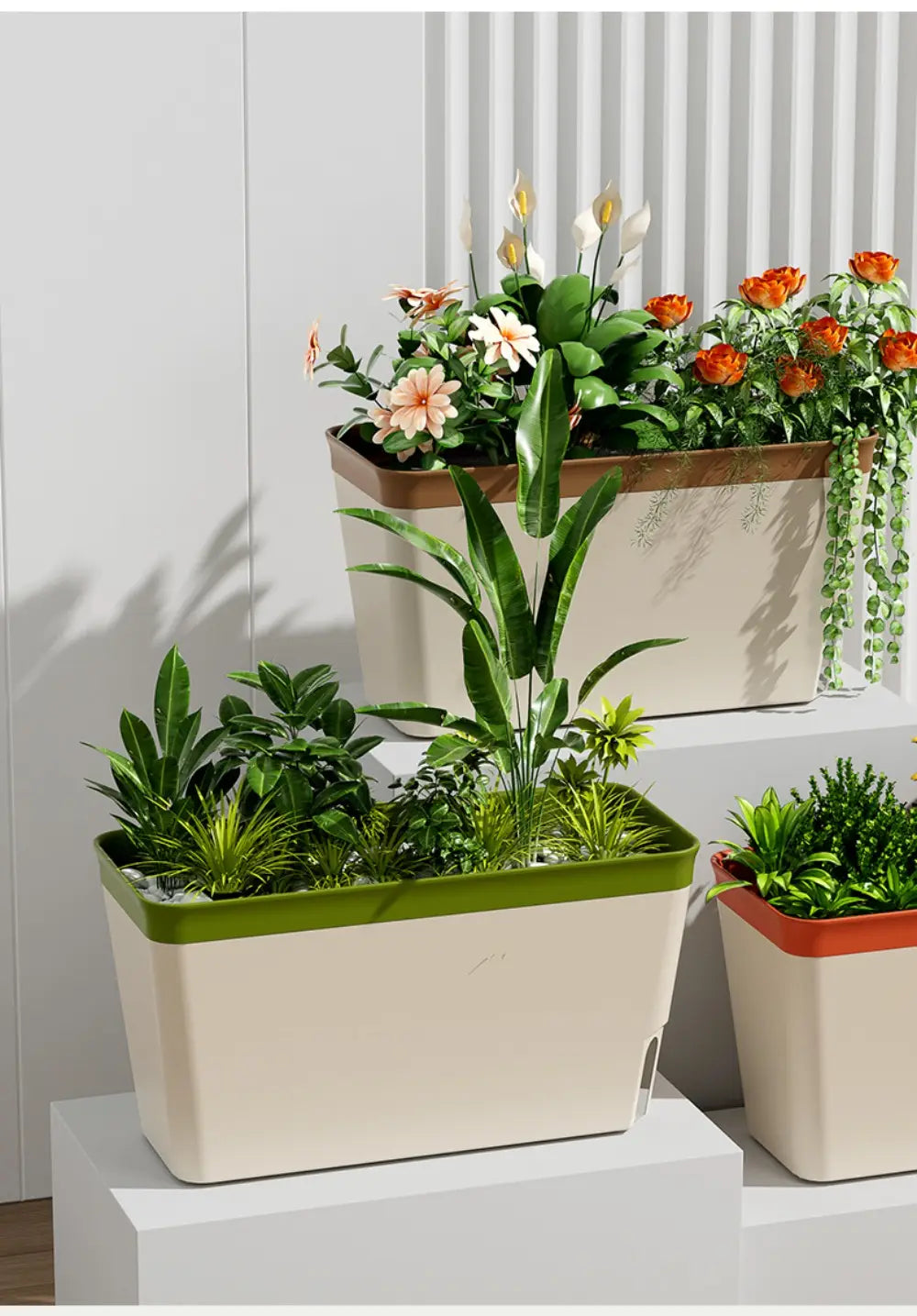 Beiger rechteckiger selbstbewässernder Pflanzkübel für Zimmerpflanzen mit grünem Rand und Wasserstandsanzeige, gefüllt mit üppigem grünem Blattwerk und farbenfrohen Blumen.