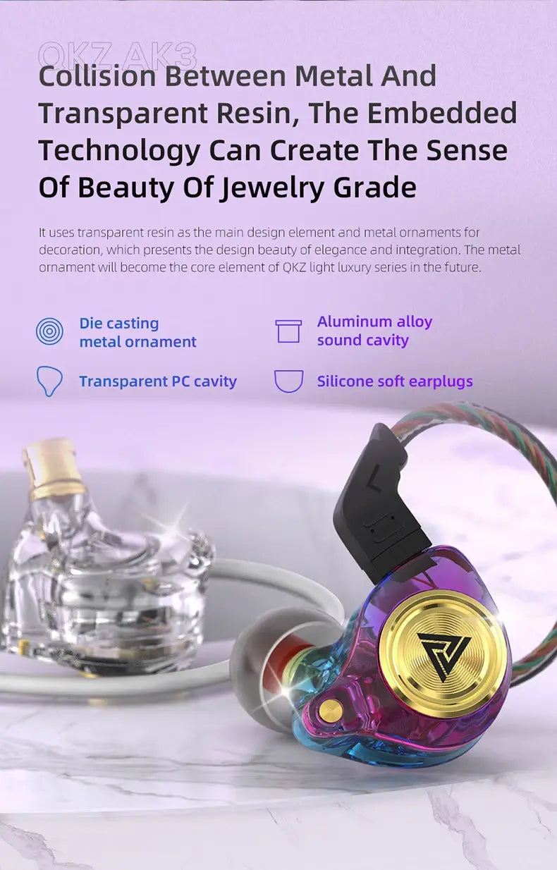 Casque d’écoute intra-auriculaire filaire Qkz AK3 aux couleurs violet et bleu iridescentes et vibrantes, avec un corps en résine transparente, un logo entouré d’or, une cavité sonore en alliage d’aluminium et des embouts en silicone