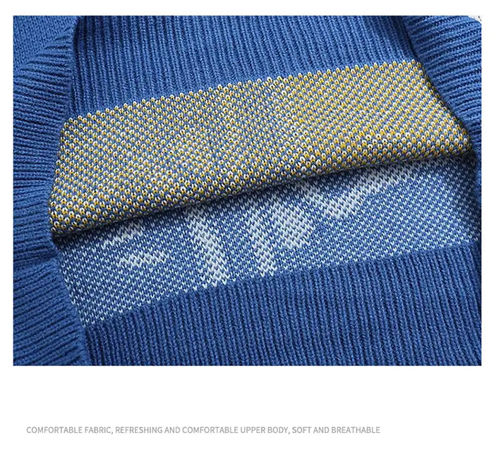Pull ample en maille bleue à motif de chat de dessin animé Harajuku, présentant une rayure horizontale texturée d’un or clair et des sections discrètes à motif blanc.