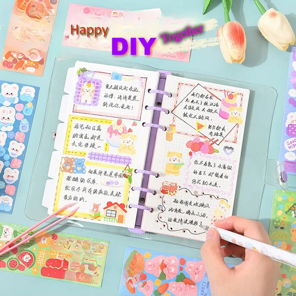 Ein lila spiralgebundenes Planungsbuch mit farbenfrohen kawaii-hübschen Cartoon-Aufklebern und handschriftlichen Notizen für Scrapbooking- und Tagebuchdekoration.