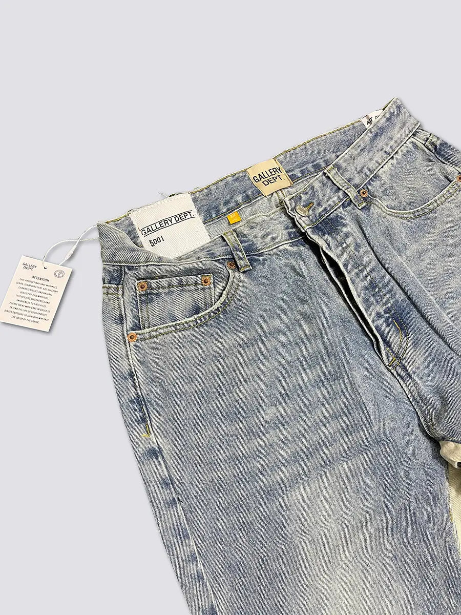 Hell gewaschene Denim-Patchwork-Glockenjeans mit klassischem Fünf-Taschen-Design und messingfarbenen Beschlägen; mit dem Gallery-Dept-Brand-Label.