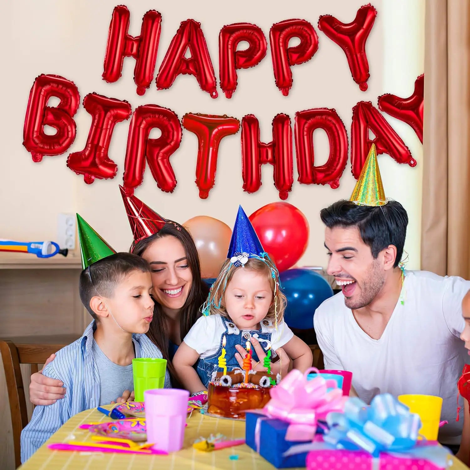 Rote metallische Folienballonbuchstaben, die „Happy Birthday“ bilden, in einem schwarzen Happy-Birthday-Ballon-Banner-Folienbuchstaben-Produkt.