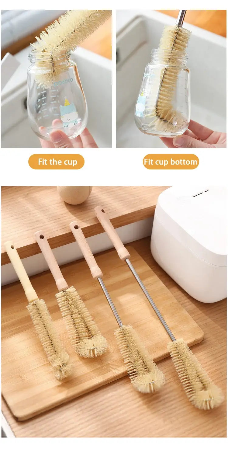 Juego de cuatro cepillos para tazas con cerdas naturales, con mangos largos de madera y metal, diseñados para limpiar cristalería y botellas.