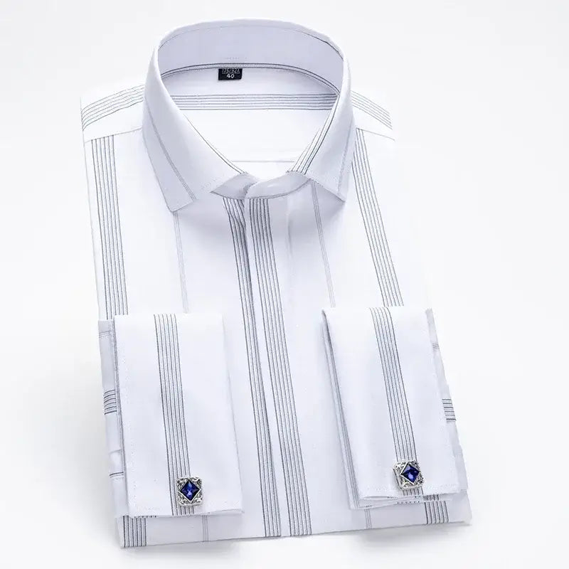 Chemise habillée blanche à fines rayures verticales grises et boutons de manchettes assortis à tons argentés, présentant des pierres précieuses carrées bleues, conçus pour les tenues formelles.