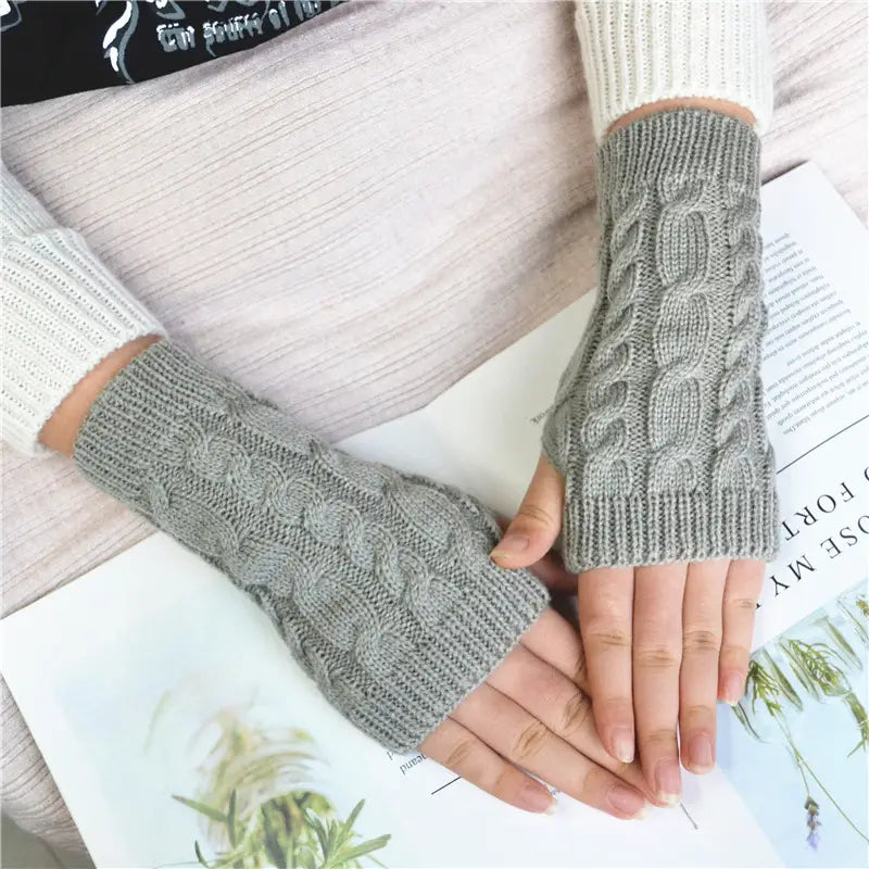 Graue Zopfstrick-Handschuhe ohne Finger aus einer weichen Wollmischung, für Damen als Winterstulpen gestrickt