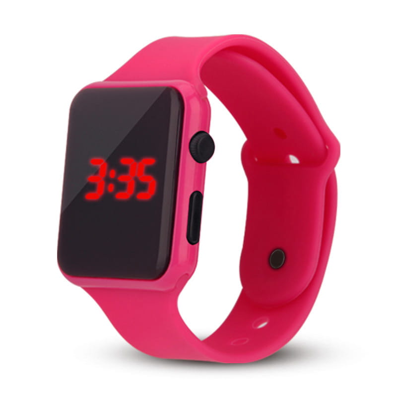 Reloj deportivo digital rosa intenso para hombres y mujeres con pantalla LED digital negra rectangular que muestra números rojos y una correa de silicona a juego para uso casual.
