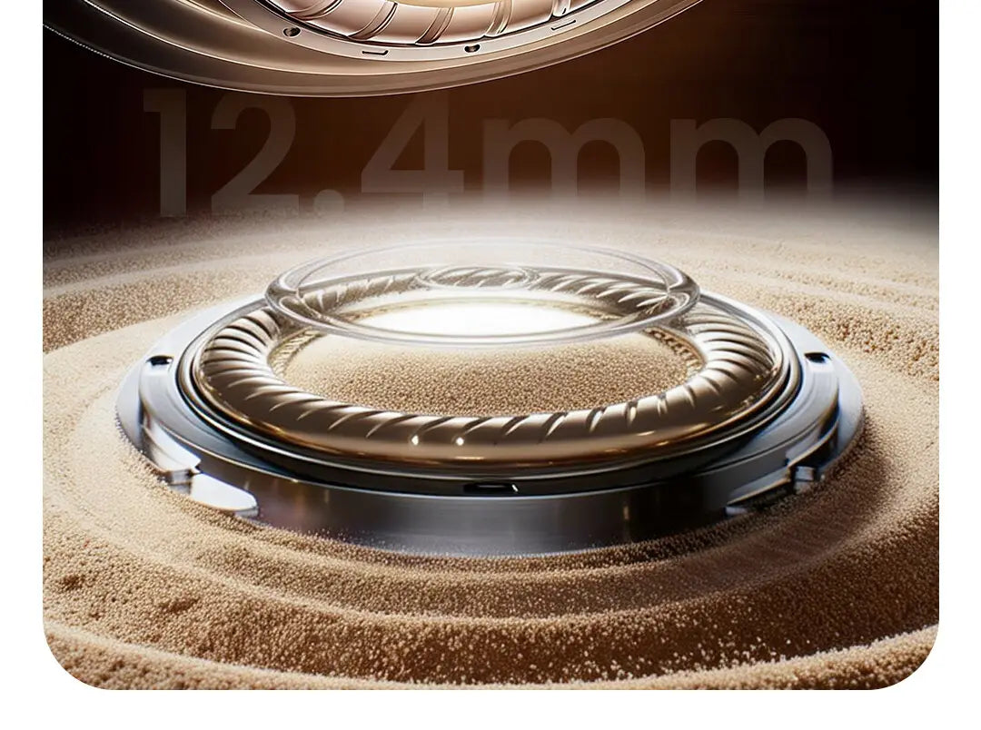 Un haut-parleur circulaire élégant avec une finition or et argent métalliques et des anneaux concentriques dans les écouteurs sans fil Haylou FlowBuds N55, soulignant une ingénierie avancée pour améliorer l’autonomie et la compatibilité avec l’étui de charge.