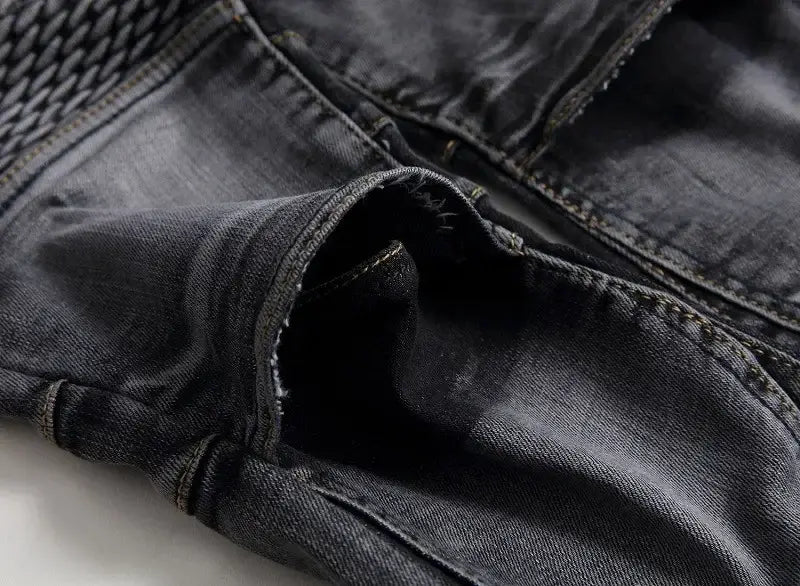 jeans de moto pour hommes, coupe slim délavée, en denim foncé, avec un bord d’une poche effiloché et des surpiqûres visibles, vue depuis l’arrière
