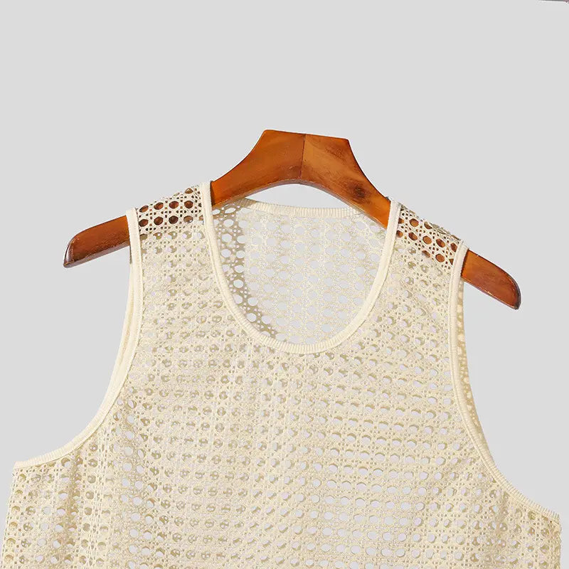 Débardeur en maille crochetée couleur crème pour hommes, chemise d’été décontractée sans manches, présentant des motifs circulaires complexes et une encolure arrondie.