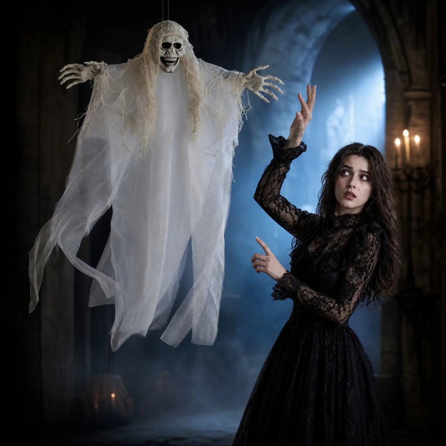 Décoration d’Halloween suspendue en forme de squelette fantôme, accessoire suspendu, avec un tissu blanc translucide et un visage squelettique, conçue pour la salle d’évasion ou pour une utilisation en décoration suspendue d’Halloween.