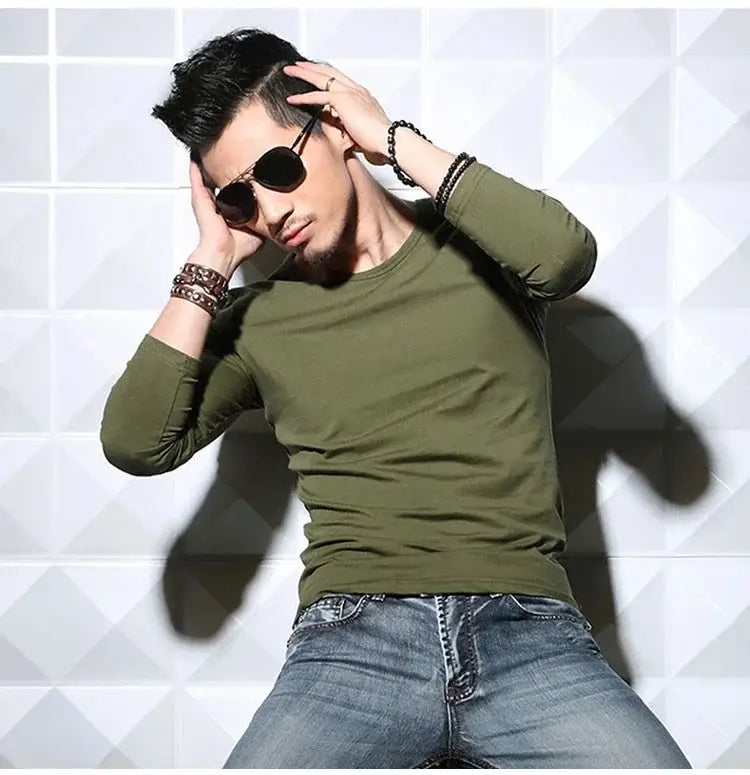 T-shirt homme vert olive à manches longues, encolure en V, coupe slim, en coton, avec un tissu léger adapté aux tenues décontractées.