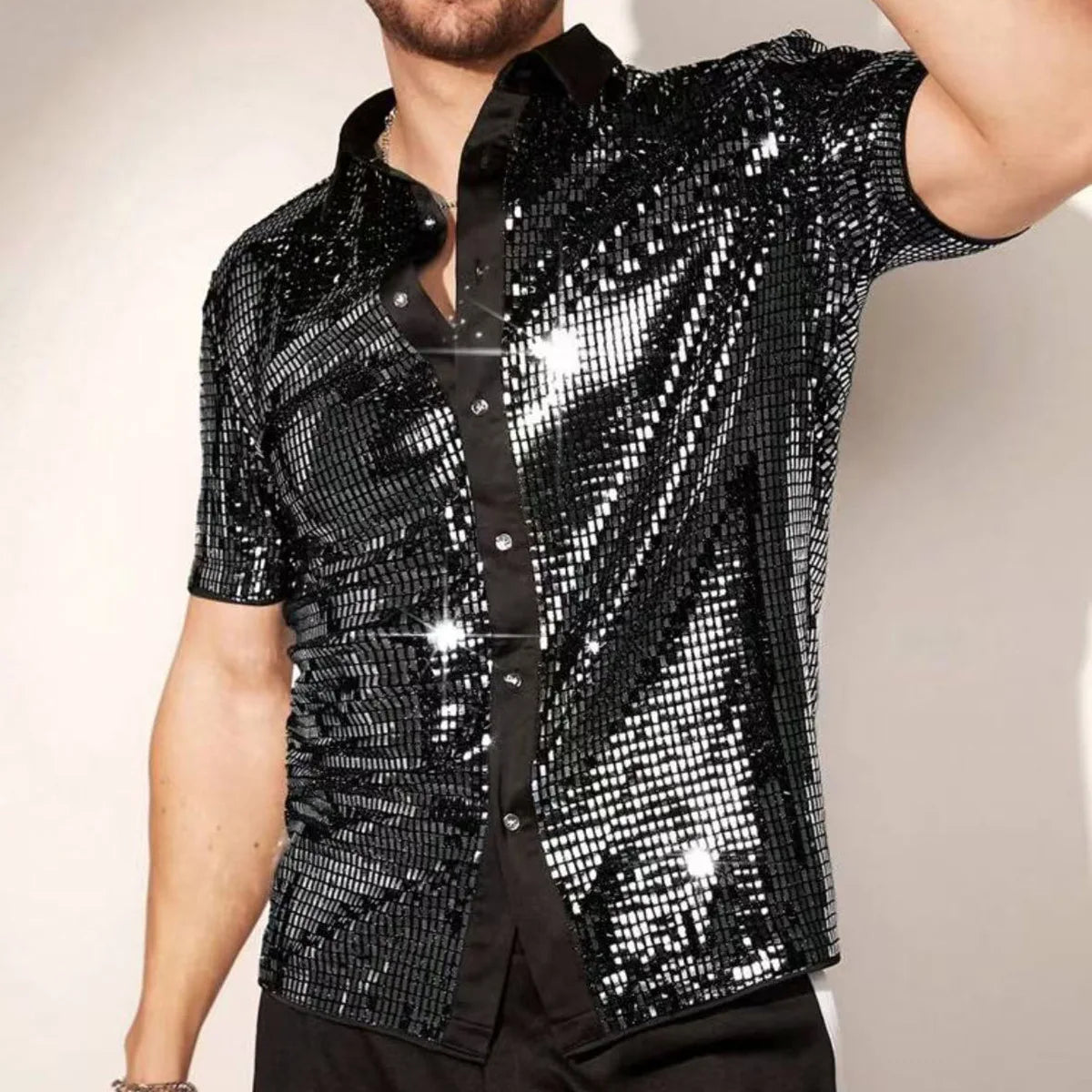 Chemise de scène à manches courtes en sequins pour hommes, noire, avec des sequins brillants et réfléchissants ainsi que des boutons argentés.