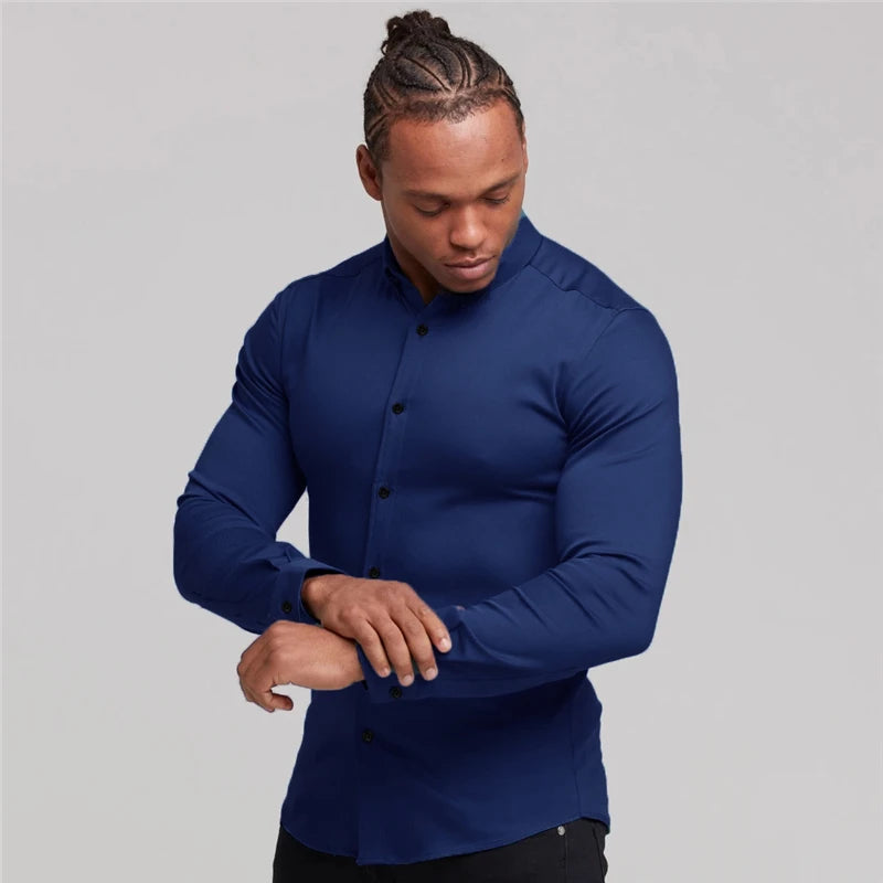 Chemise habillée ajustée pour hommes, coupe muscle, bleu royal élégante, avec boutonnage à patte slim, col montant, manches longues et boutons noirs.
