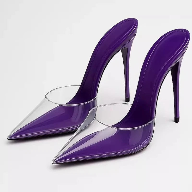 Des mules pourvues de talons hauts pourpres, avec des embouts en plastique transparents à bout pointu, conçues pour une tenue formelle élégante.