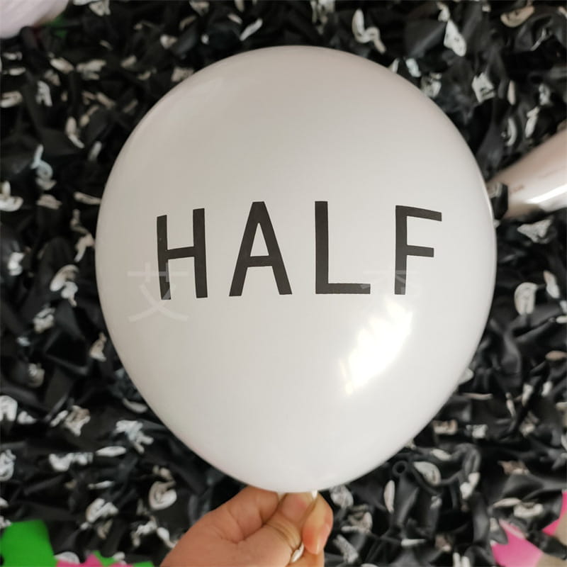 un ballon d’anniversaire en latex blanc avec le mot « demi » imprimé en lettres noires grasses, provenant d’un lot assorti de 20 ballons en latex d’anniversaire imprimés.