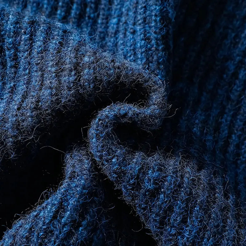 Herren-V-Ausschnitt-Strickcardigan in tiefem Blau mit strukturiertem geripptem Muster und sichtbaren Faserdetails.