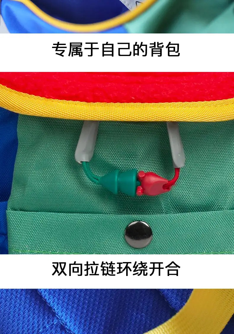 Leichter Fuzzy-Rucksack für Kinder aus grünem Stoff mit roten und gelben Besätzen, mit einem verspielten grünen und roten Kunststoff-Reißverschluss-Zieher, entworfen für die Verwendung als Kindergartentagesrucksack.