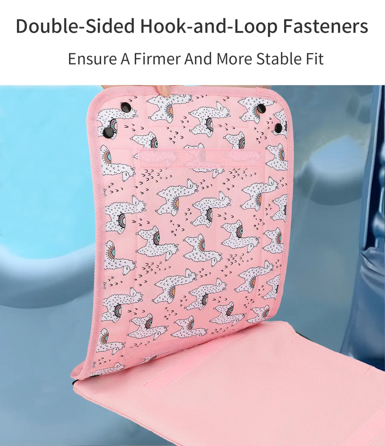 Kinder-Flugzeug-Ablagetablett-Lap-Desk mit Alpaka-Motiv: pink gepolsterter Sitzkissenbezug mit verspieltem weißem Llama-Muster sowie schwarzen Klettverschlüssen entlang der Ränder.