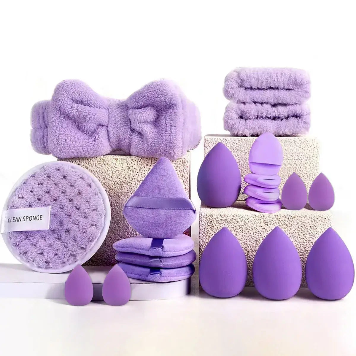 Des éponges de maquillage en silicone pourpre et un bandeau duveteux sont mis en avant dans l’ensemble de pinceaux et d’éponges de maquillage de 33 pièces, doté de poils en nylon, mettant en évidence la qualité de la matière des pinceaux.