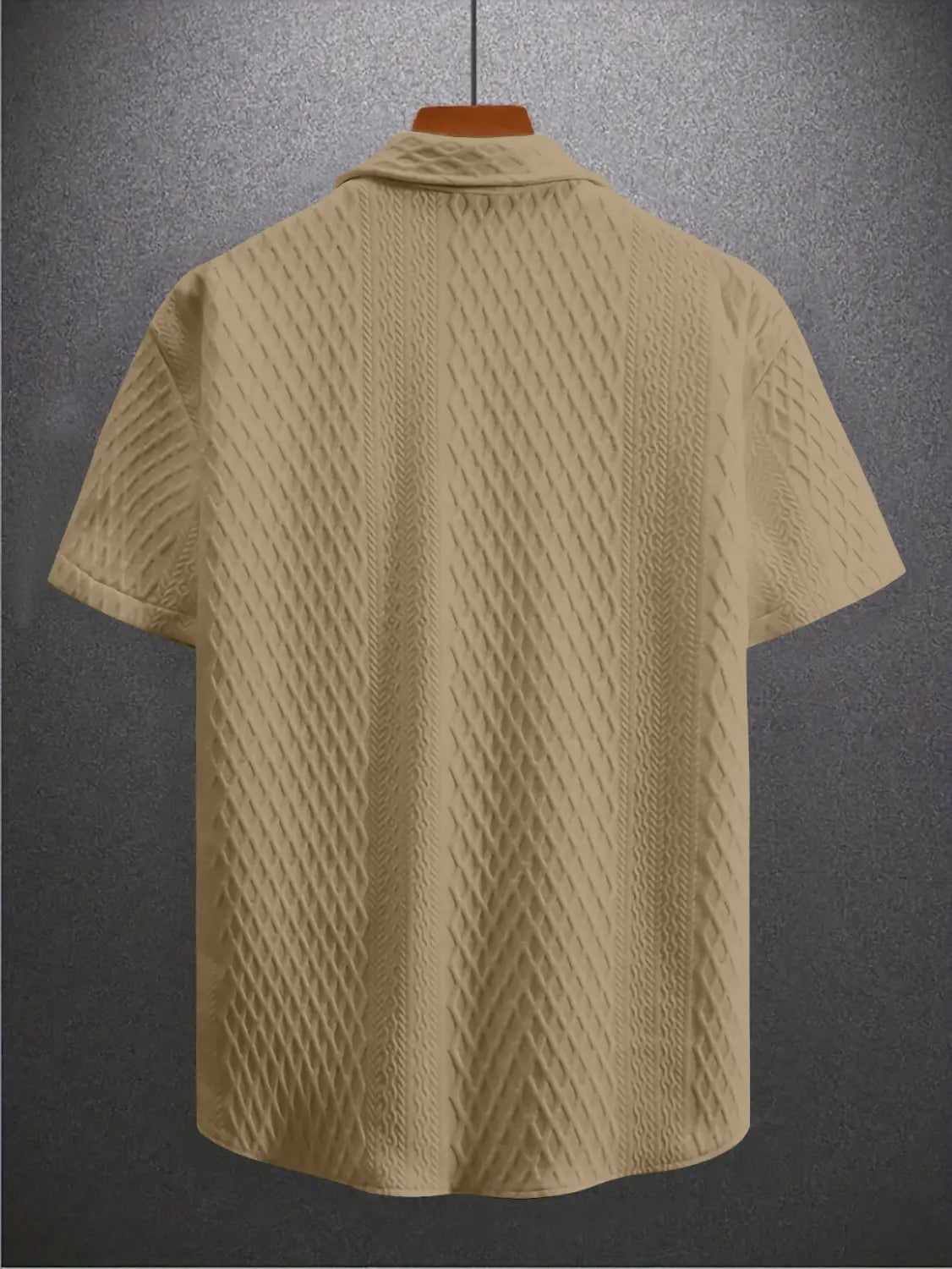 Chemise beige à manches courtes avec un motif diamant texturé dans le design d’un haut gris en maille diamant à manches courtes.