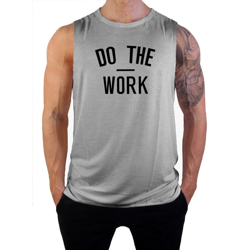 Débardeur de sport athlétique gris sans manches pour homme à séchage rapide, avec le texte « do the work » noir imprimé sur la poitrine pour un usage en salle de sport et pour la condition physique.