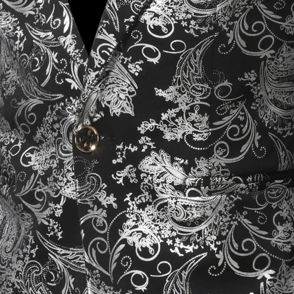 Schwarzes, einreihiges Slim-Fit-Sakko mit aufwendigen silbernen Paisley-Mustern und einem goldfarbenen Knopf, perfekt für Anlässe im eleganten Freizeitbereich