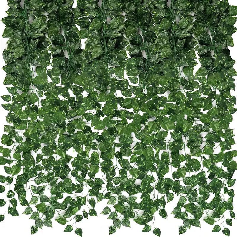 Grüne künstliche Pflanzenrankengewächs- Efeublatt-Girlande mit detaillierten Blattmustern und realistischer Textur in der Vorderansicht.