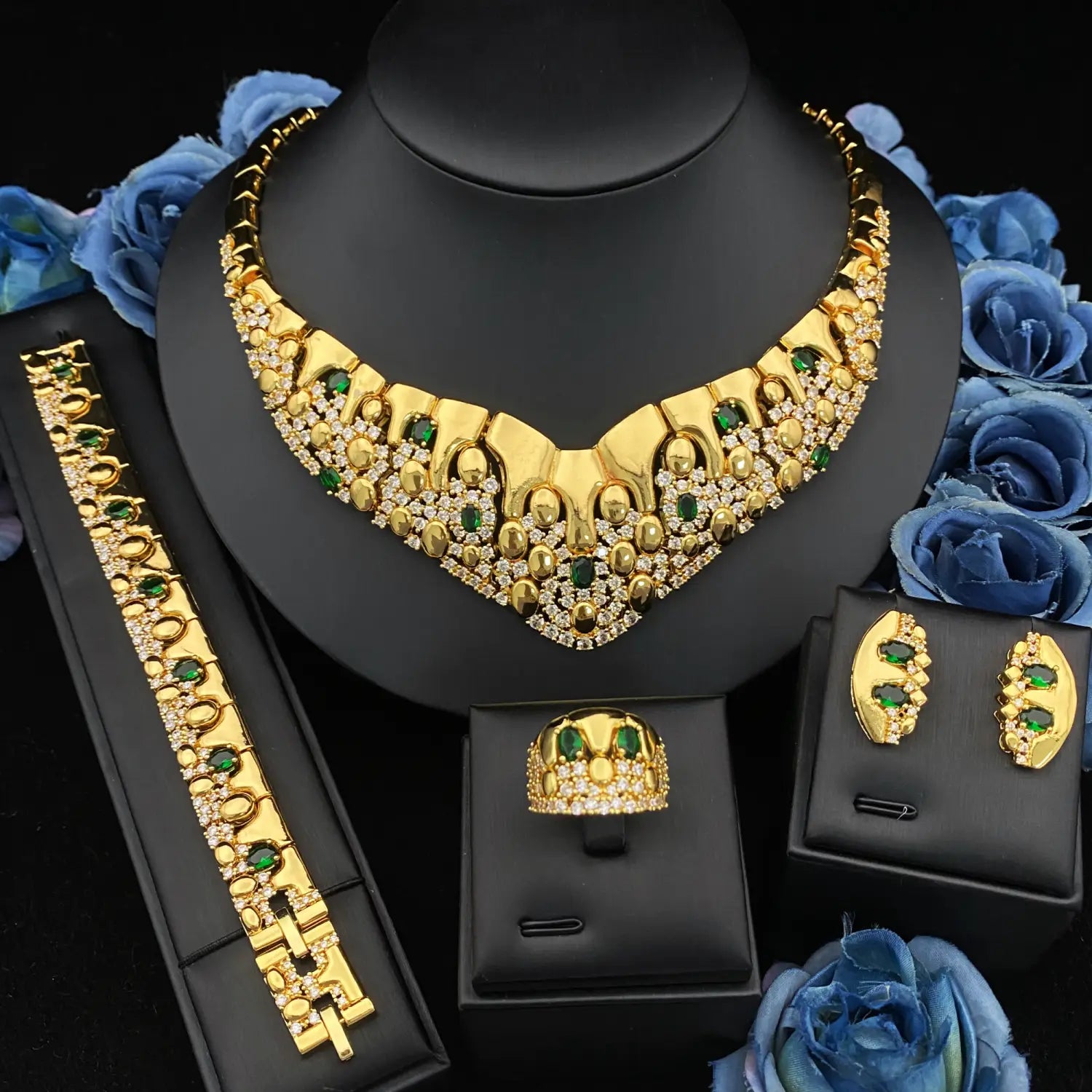 Ensemble de bijoux géométriques en zircon doré comportant un collier orné audacieux de couleur dorée avec des pierres vertes et claires.