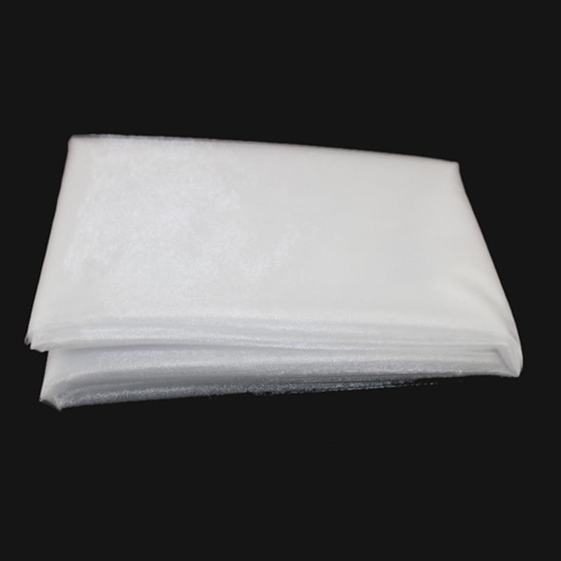 白の軽量不織布オーガンザ生地をきれいに折りたたんだセット（幅70cm）。DIY装飾用ロールに適しています。