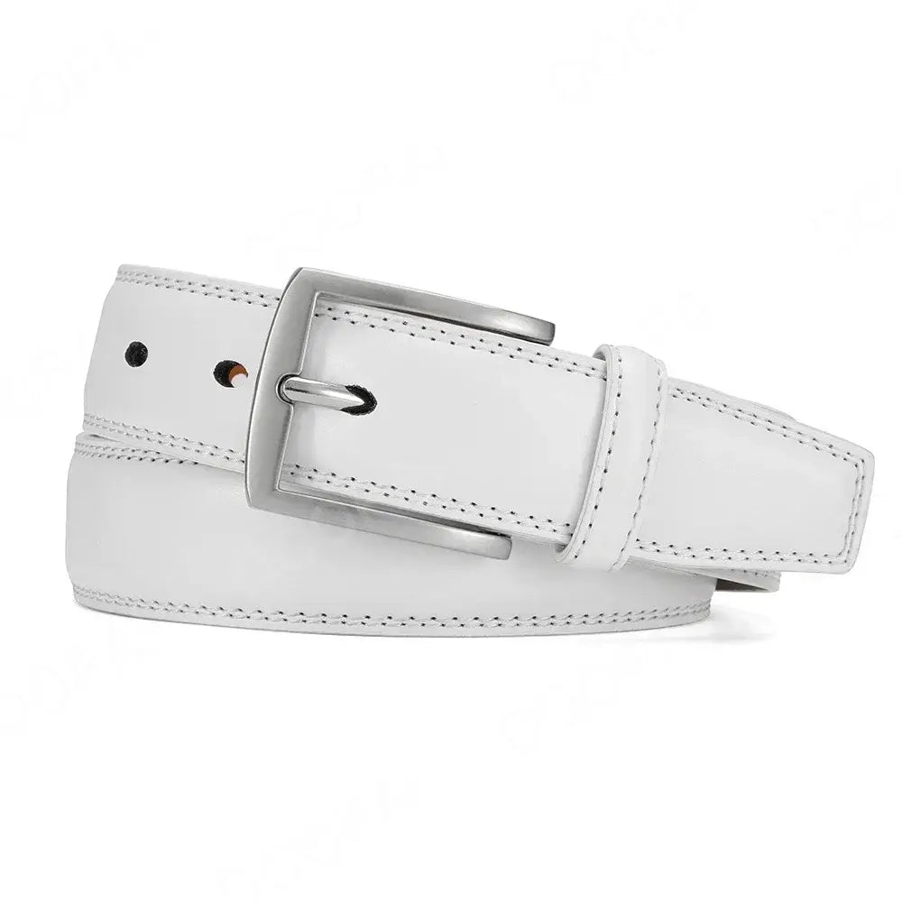 Ceinture à cliquet en cuir pour homme en cuir blanc, avec boucle automatique rectangulaire à l’aspect argenté et surpiqûre noire contrastante le long des bords.