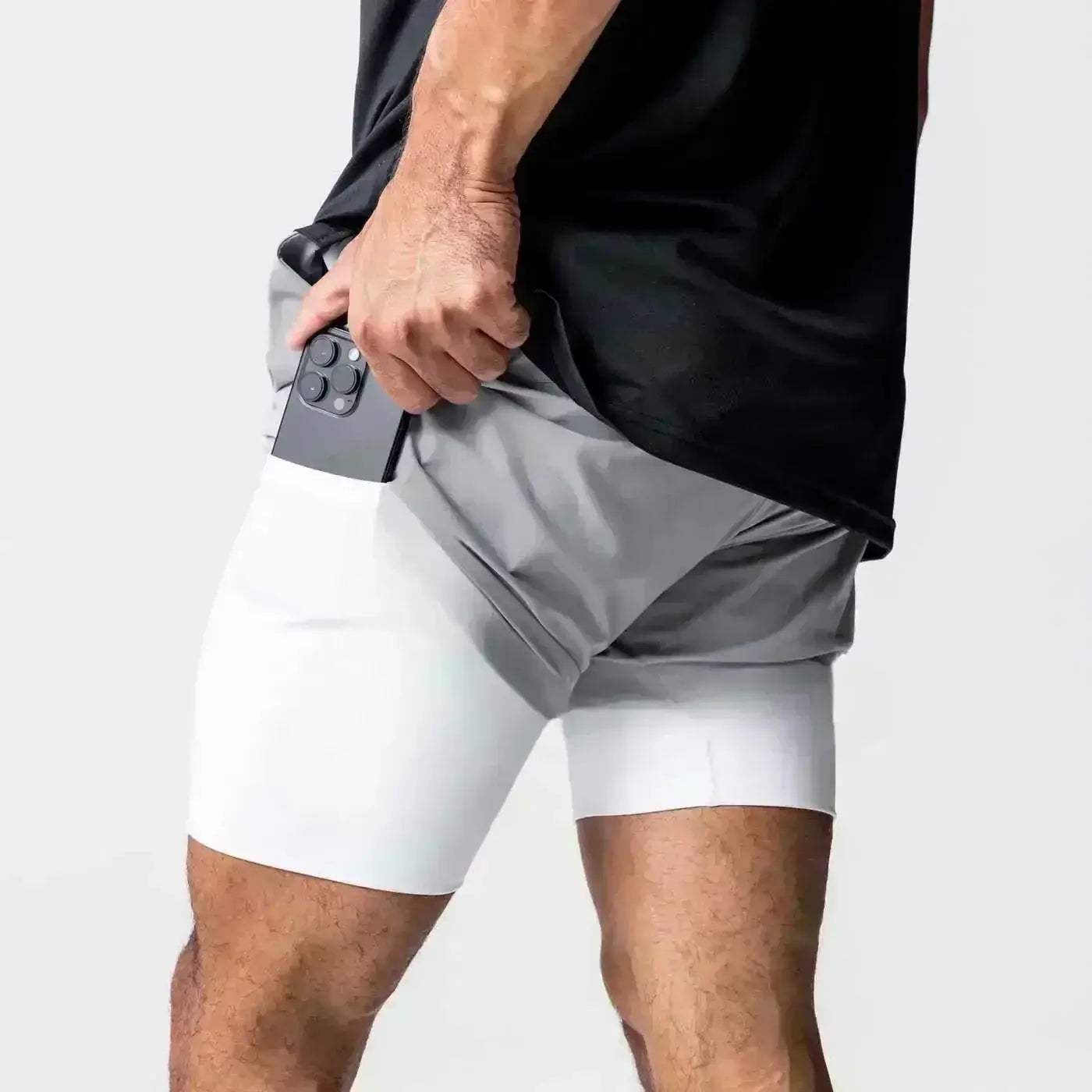 Pantalones cortos de entrenamiento para anime 2 en 1 grises y blancos para gimnasio con trabilla para la toalla: cintura elástica y un diseño dos capas ajustado y elegante.