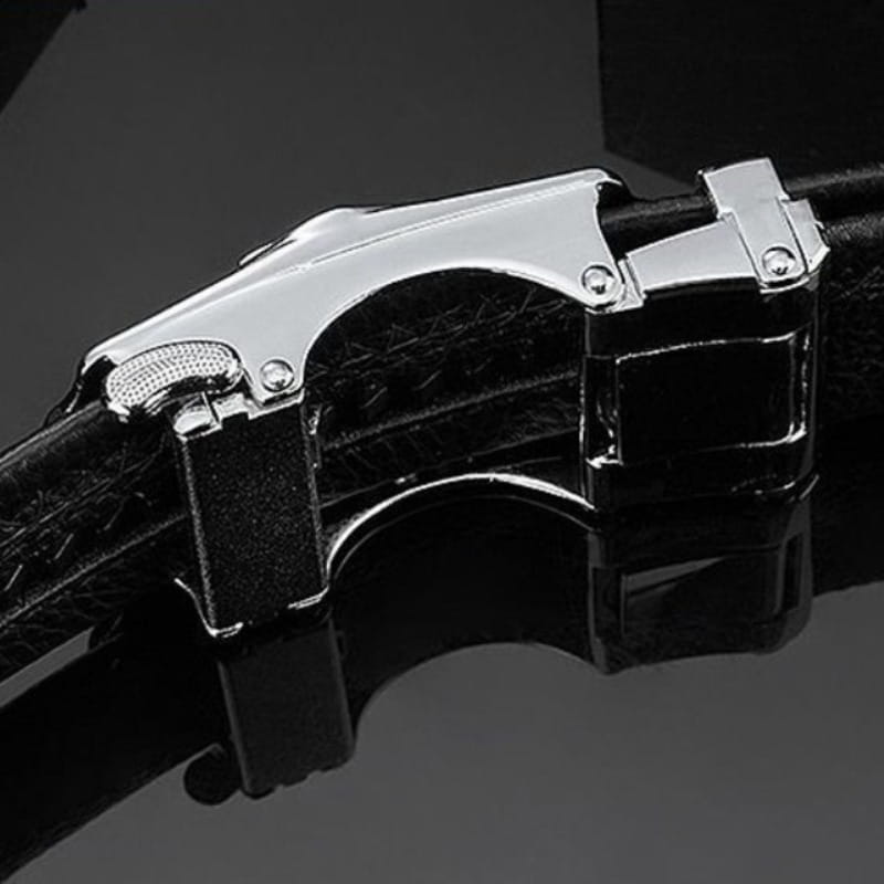 Ceinture en cuir noir pour hommes avec une boucle automatique ton argent élégante, offrant une prise texturée et des accents métalliques polis.