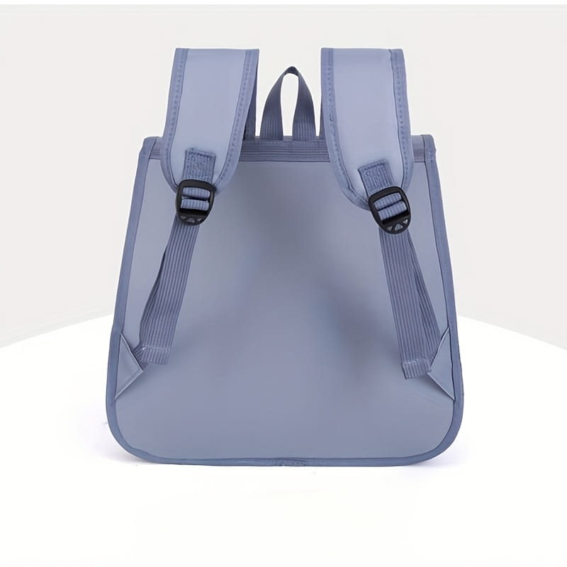 Sac à dos pour chat gris clair avec bretelles ajustables et boucles en plastique noires, montré depuis l’arrière comme faisant partie d’un sac de transport pour animal portable et d’un ensemble de serviette.