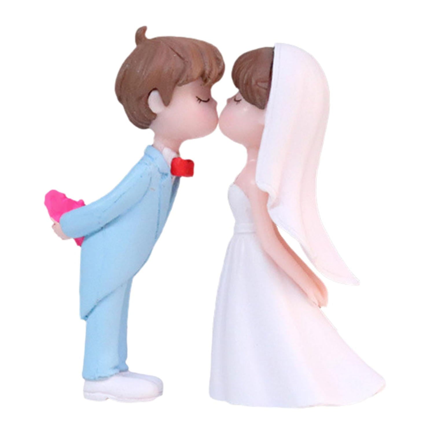 Hochzeitskuchenaufsatz Bräutigam und Braut Figuren aus Harz: ein Paar mit dem Bräutigam in einem hellblauen Anzug und roter Fliege, der ein pinkfarbenes Herz hält, sowie die Braut in einem weißen Kleid mit fließendem Schleier.