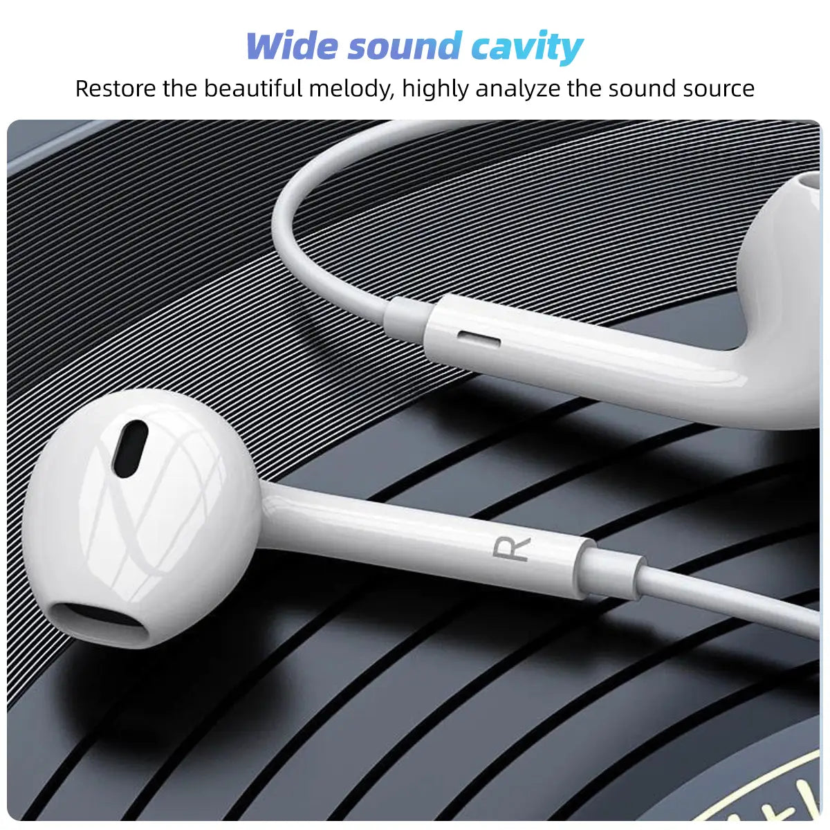 Weiße USB-C-kabelgebundene In-Ear-Kopfhörer mit Mikrofon mit schlankem glänzendem Finish und einem R-Zeichen am Schaft.