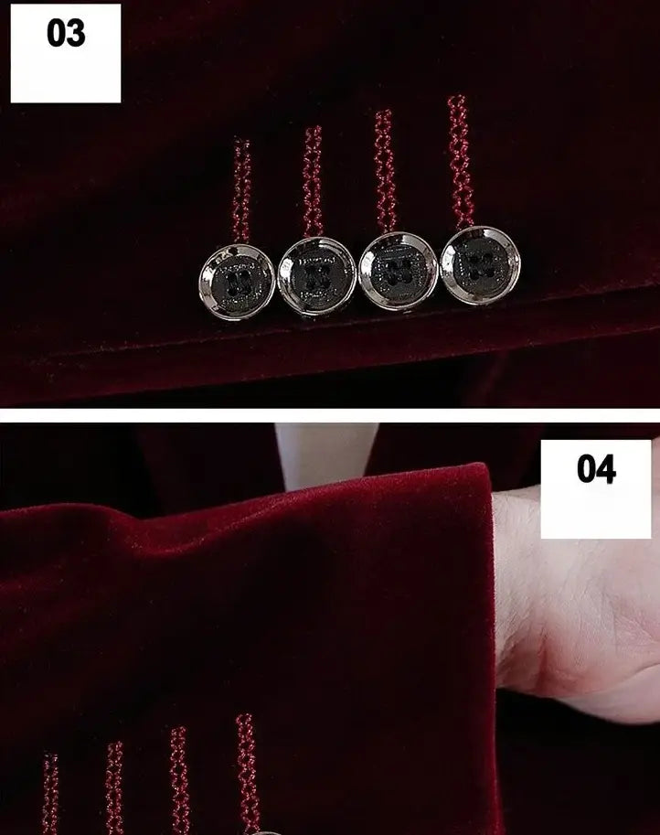 Quatre boutons circulaires à finition argentée, gravés, fixés à de courtes chaînes rouges sur le tissu profond en velours bordeaux de la veste de blazer en velours à coupe slim pour homme.