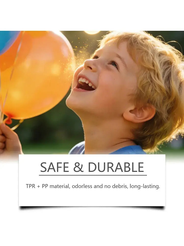 un niño sostiene un juguete exprimible de panecillo al vapor naranja, con una superficie translúcida brillante, junto con un recipiente para vapor.