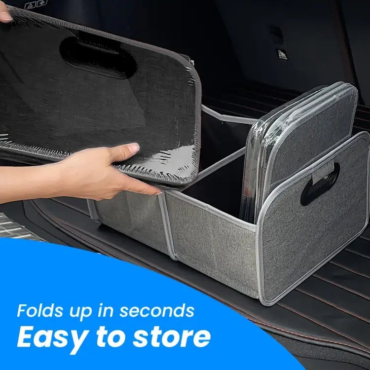 Bolsa organizadora plegable para cajuela de automóvil de tela gris, con asas negras y envoltura transparente de plástico en las secciones plegadas