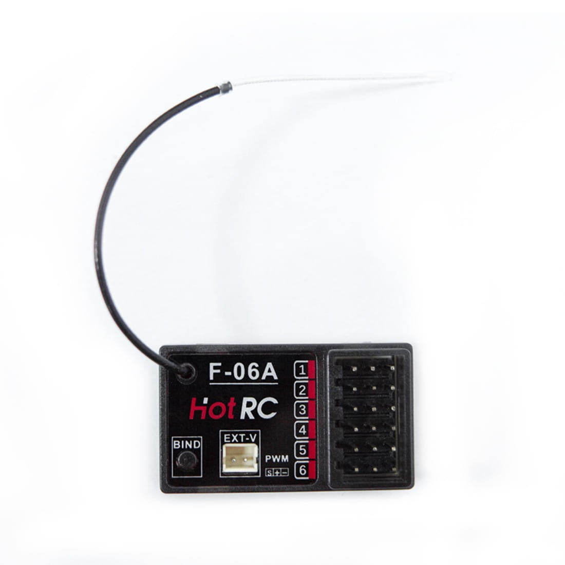 Control remoto negro hot RC F-06A para coche y barco con cable negro curvado y botones de canal con etiqueta roja para uso en coche y barco.