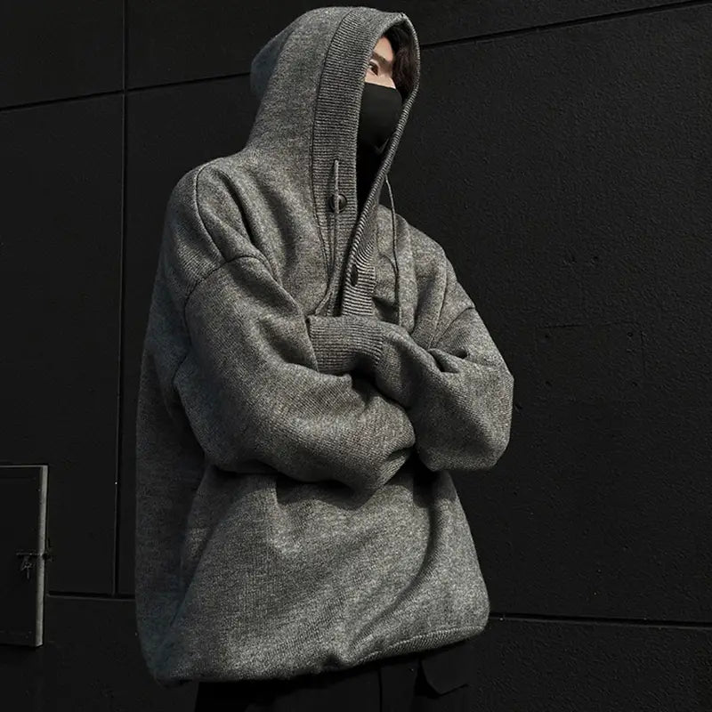Gemütlicher übergroßer Herren-Strickpullover mit Kapuze in Melange-Grau aus geripptem Strickstoff mit Kordelzug-Kapuze, entworfen für die Verwendung als Retro-Streetwear-Pullover.