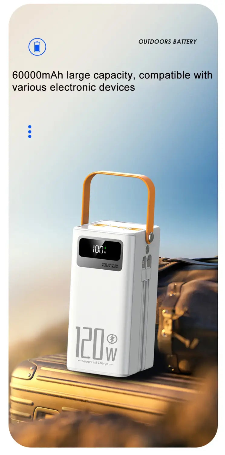 Weiße tragbare Powerbank 60000 mAh mit begrenztem Griff und digitaler Anzeige, die 100 Prozent zeigt, mit 120 W Super-Schnellladefunktion, Branding und Mikro-Eingang 5V/2A für effizientes, schnelles Laden.