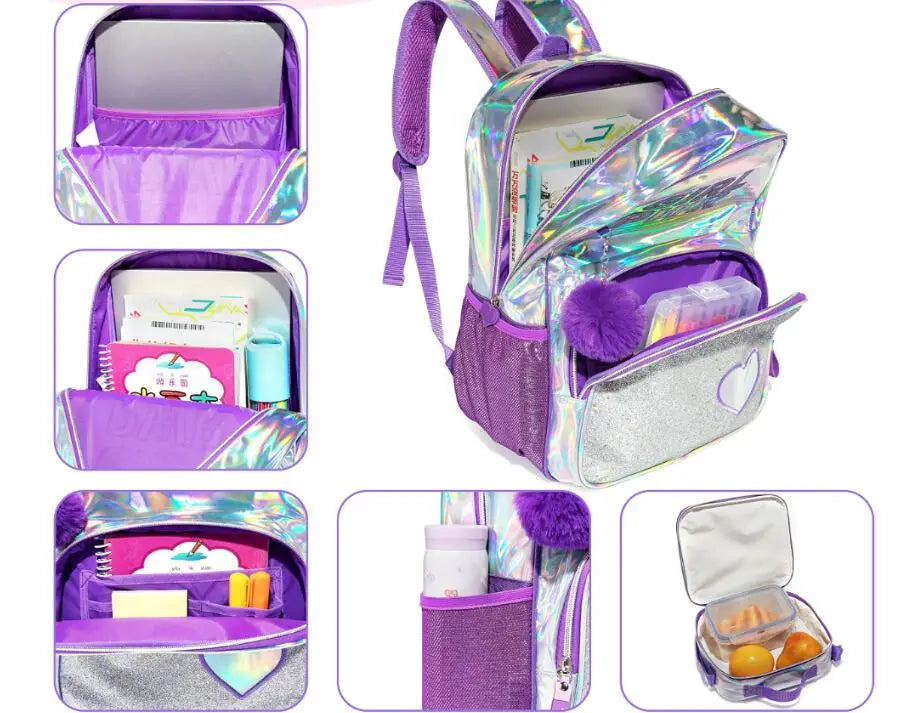 Holografischer, schimmernder Rucksack in Lila mit glitzernden Silberakzenten, herzförmigen Reißverschluss-Anhängern und einem plüschigen lila Pompon aus dem Schulrucksack-Set für Mädchen holografisch.