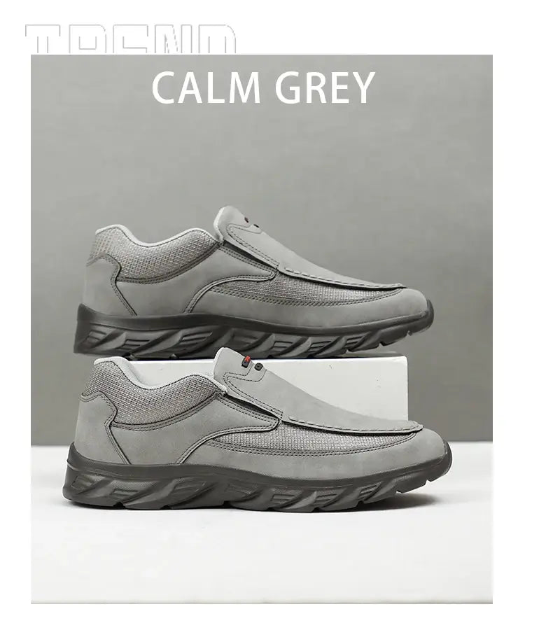 Herren-Lederschuhe im lässigen Stil als Slip-Ons in ruhigem Grau mit strukturierter Oberseite und robuster Gummisohle.