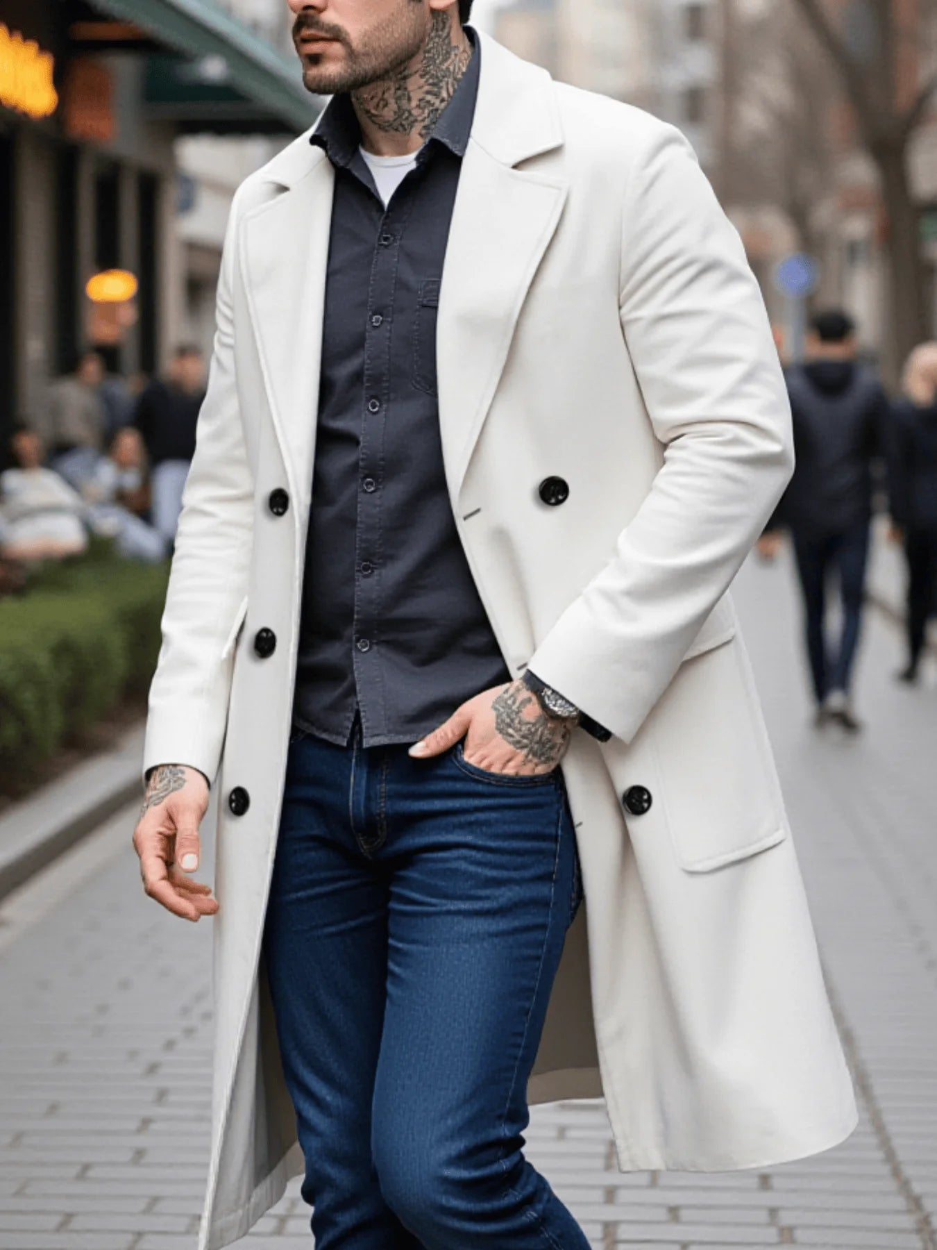 Manteau d’hiver en laine pour hommes élégant ton ivoire, avec un double boutonnage, des boutons noirs et un col classique à encoches.