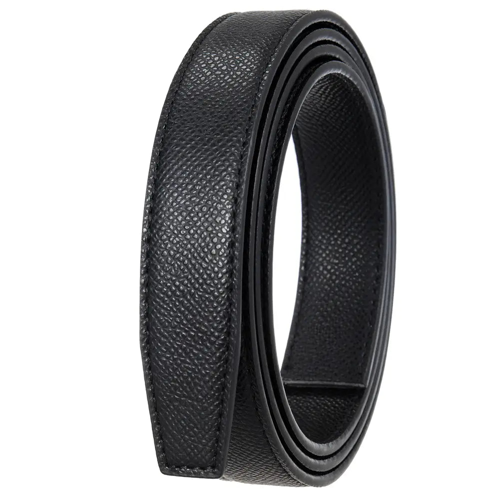 Boucle de ceinture en cuir noir texturé avec une finition légèrement grenelée et une couture précise sur la ceinture en cuir de la femme, boucles automatiques, passe-parties fines.