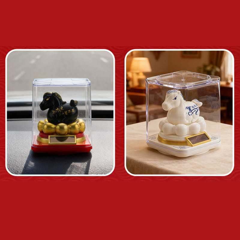 Schwarze und weiße Keramik-Figurinenpferde des chinesischen Tierkreises, eingefasst in transparente Kunststoff-Displayboxen mit goldenen Akzenten und Solarpanel-Sockeln als Glücksponyschmuck