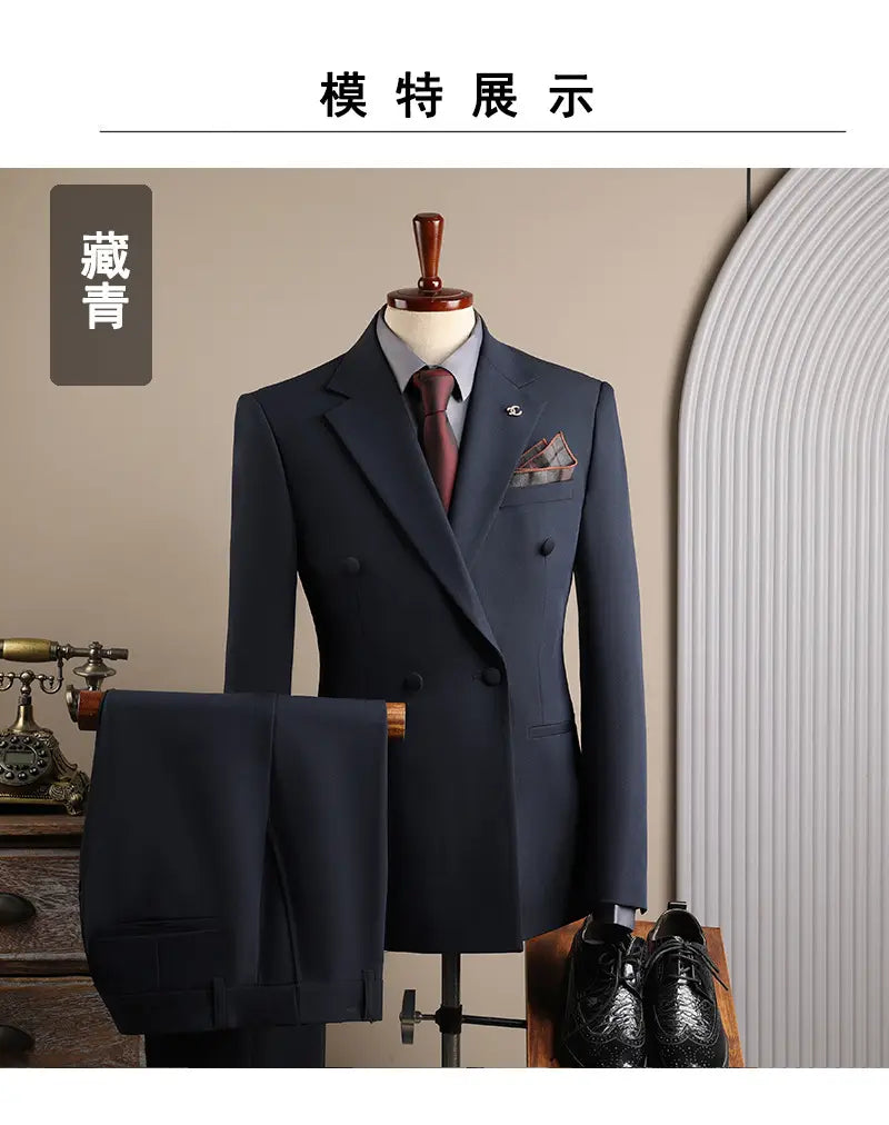 Costume d’affaires pour homme bleu marine slim fit à double boutonnage avec pantalon assorti et pochette de poitrine à motif, idéal pour les événements d’affaires en mode masculine et de soirées décontractées.