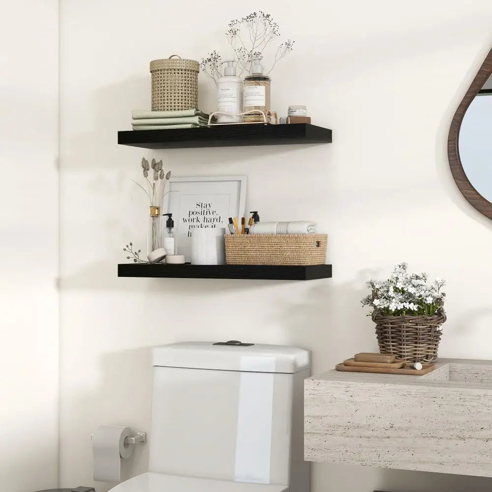 estantes flotantes de madera negros con un diseño minimalista montados en una pared de sala de estar para sostener cestas tejidas y artículos decorativos.