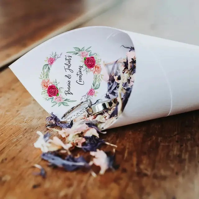 Personalisierte Konfetti-Tüten für Hochzeiten aus weißem Papier mit einem floralen Kranzdesign und individuell angepasstem Text, im Set mit 30 Stück.